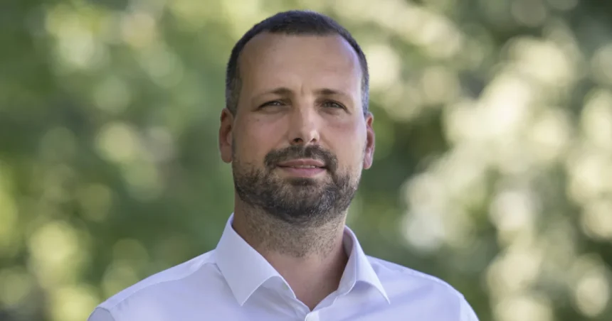 90. roky sú späť. Starosta tvrdí, že mu na auto niekto umiestnil sledovacie zariadenie