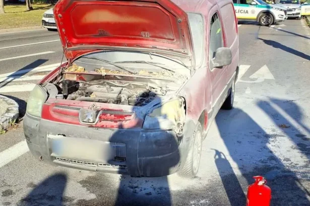Auto začalo horieť na bratislavskej ulici, vodič pri hasení utrpel popáleniny