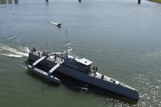 Autonómny dron sa po prvý raz pripojil k údernej skupine americkej lietadlovej lode