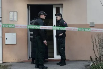 Bratislavskí policajti zachránili 90-ročnú ženu zo parapetu okna