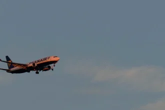 Búrka zmiatla let Ryanairu: cestujúci krúžili hodiny a pristáli tam, odkiaľ odleteli