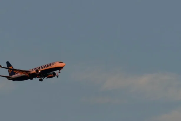 Búrka zmiatla let Ryanairu: cestujúci krúžili hodiny a pristáli tam, odkiaľ odleteli