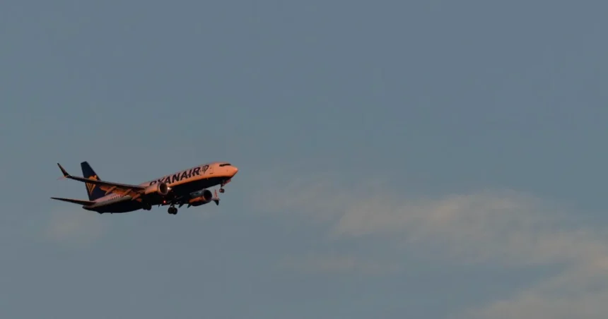 Búrka zmiatla let Ryanairu: cestujúci krúžili hodiny a pristáli tam, odkiaľ odleteli