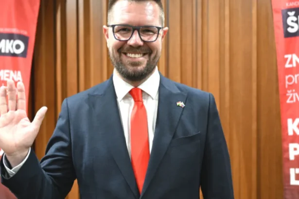Chmelár sa obul do Hlasu aj progresívcov, Fico dostal za paktovanie s Republikou