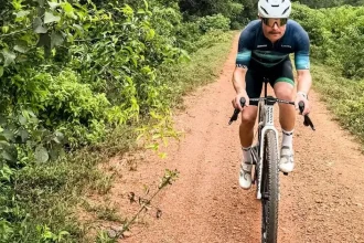 Dobrodružstvo namiesto luxusu: Pilot F1 si zvolil presun na bicykli cez džungľu a prales