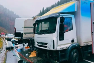 Donovaly paralyzovala hromadná nehoda, zrazili sa kamióny s autom