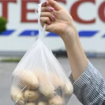 Ekonóm o odchode Tesca: Dopyt je slabý, zákazníci sa báť nemusia