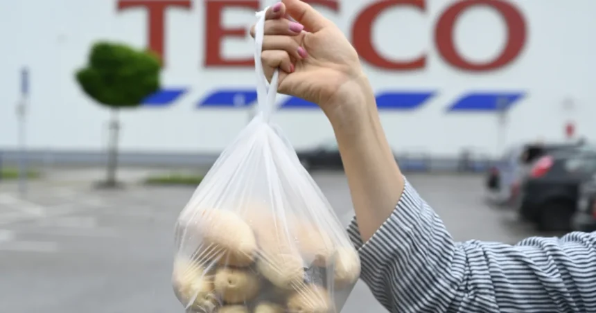 Ekonóm o odchode Tesca: Dopyt je slabý, zákazníci sa báť nemusia