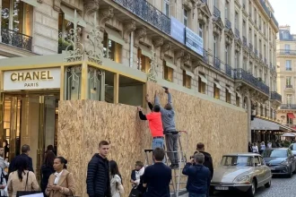 Európske nákupné ulice sa menia na pevnosti, obchody zakrýva debnenie
