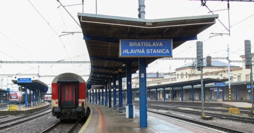 Expres do Košíc skončil pri Šenkviciach pre skrat v rozvodnej skrini