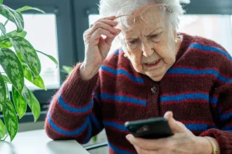 Falošná SMS od kuriéra šíri do slovenských mobilov toxický vírus