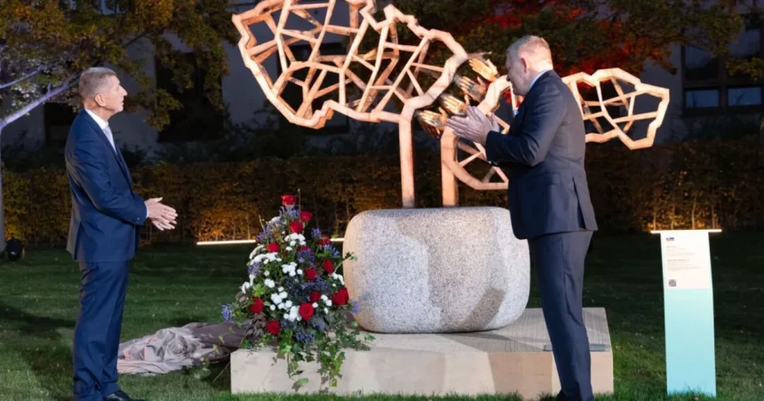 Fico a Babiš odhalili v Prahe sochu česko-slovenského priateľstva, protestujúci pískali