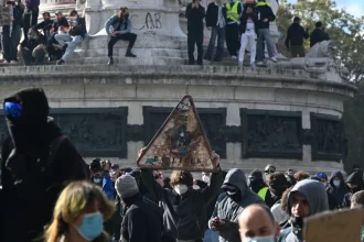 Francúzski študenti si uťahujú z policajtov, heslom protestov je „božie heslo“