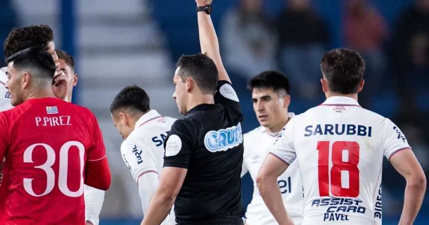 Futbalista dostal namiesto žltej karty žltú obrazovku