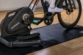 Garmin uvádza nový domáci cyklotrenažér Tacx Nēra so šprintmi aj stúpaniami