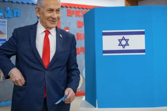 Izraelské voľby: Likud vedie v mandátoch, opozičné bloky majú prevahu