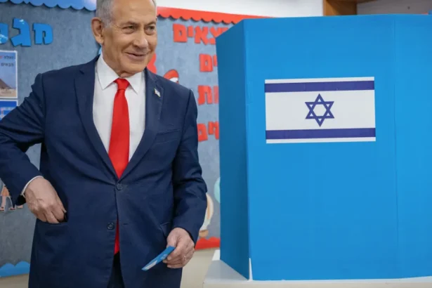 Izraelské voľby: Likud vedie v mandátoch, opozičné bloky majú prevahu