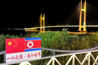 Kim sa zblížil s Putinom, teraz otvára dvere Číne. Most čakal 12 rokov