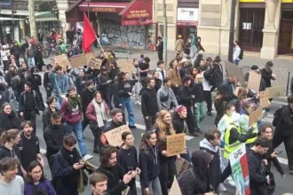 Kremeľ sleduje dianie vo Francúzsku a Macronovi posiela ostré odkazy