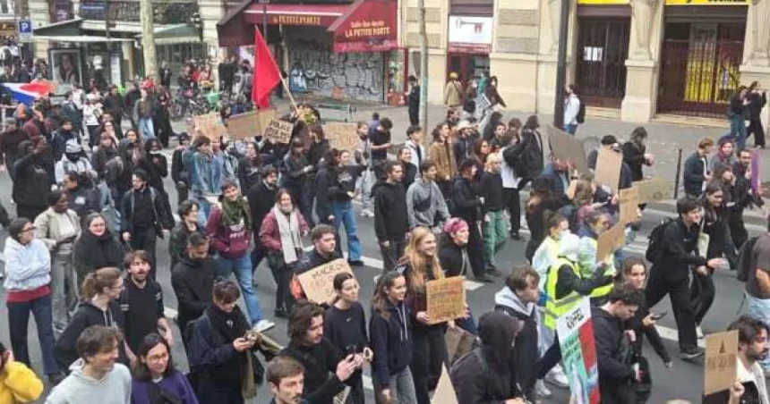 Kremeľ sleduje dianie vo Francúzsku a Macronovi posiela ostré odkazy