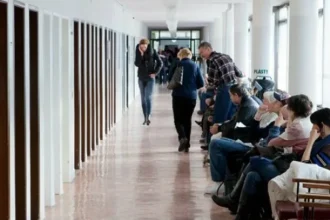 Lekári si vybojovali vyššie platy. Pacienti čakajú ďalej, nemocnice sa topia v dlhoch