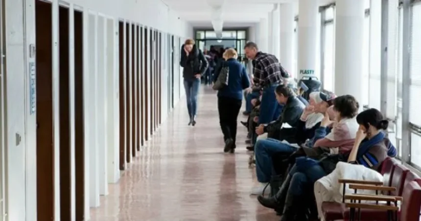 Lekári si vybojovali vyššie platy. Pacienti čakajú ďalej, nemocnice sa topia v dlhoch