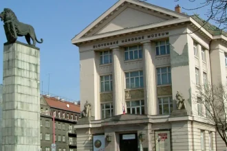 Lev od Baťu rozhneval Hitlera. Dnes v Bratislave stráži Štefánika