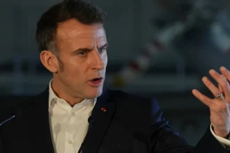 Macron reaguje na násilné protesty, vinní aj sociálne siete