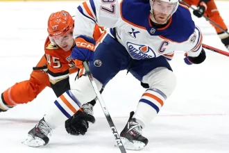 McDavidova šialená produktivita pobláznila NHL, útočí na rekordy