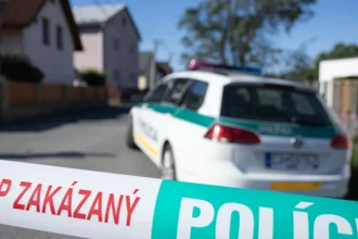 Mladík hrozil spolužiakom atrapou granátu, súd ho poslal do väzby