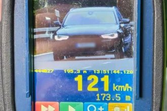 Mladý vodič sa rútil obcou rýchlosťou 121 km/h, polícia mu zadržala vodičský preukaz