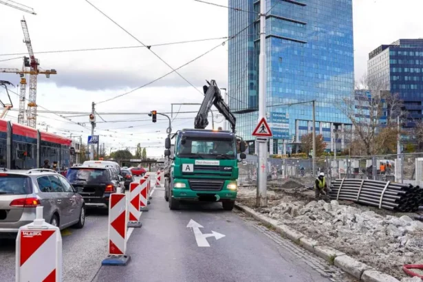 Na Vajnorskej pribudne tretí pruh, chodníky ustúpia autám