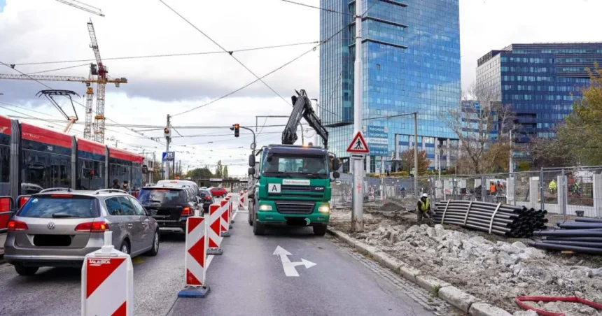Na Vajnorskej pribudne tretí pruh, chodníky ustúpia autám