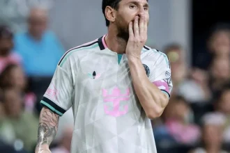 Najprv ho posadil na kolotoč, potom sa mu vysmial. Messiho gesto baví internet