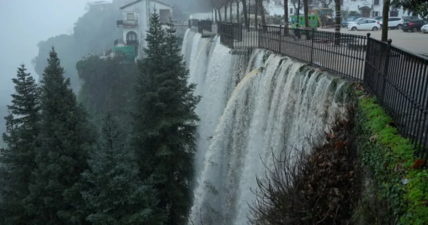 Niagarské vodopády sa zmenili na besniacu masu vody, prietok stúpol viac než desaťnásobne