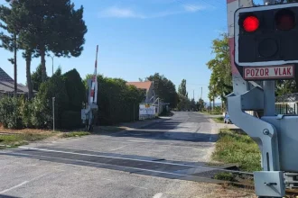 Od pondelka obchádzka: oprava priecestia pri Smoleniciach zmení trasu vodičom aj školákom