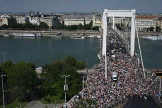 Orbán chce rozdávať predmety, Tisza to odmieta