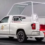 Pápež si prevzal nové papamobily: Fiat a Toyota prišli o pancierovanie