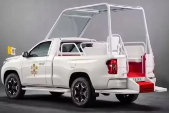 Pápež si prevzal nové papamobily: Fiat a Toyota prišli o pancierovanie