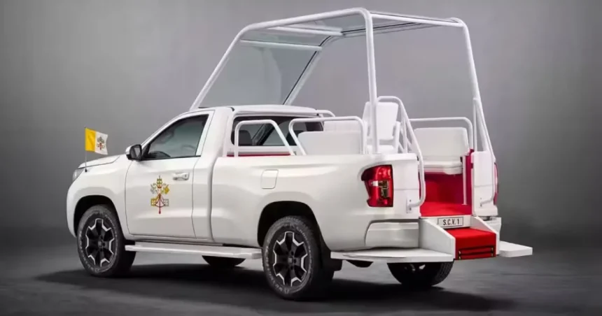 Pápež si prevzal nové papamobily: Fiat a Toyota prišli o pancierovanie