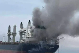 Pláže pri Dubaji zatvorili pre ropu z poškodeného tankera. Škvrna sa ďalej rozširuje