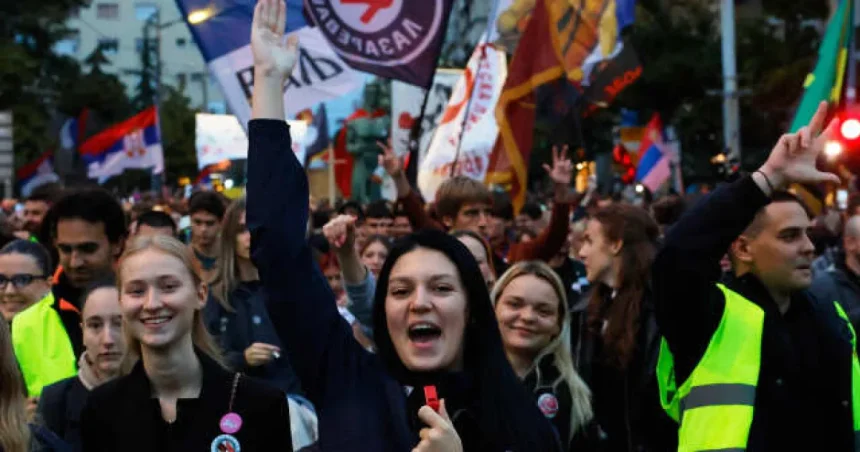 Po dvoch rokoch protestov ide Vučić do rozhodujúceho boja o politické prežitie