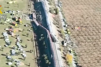 Počet obetí zrážky vlakov v Španielsku rastie. Za nešťastie môžu počítače aj ľudia