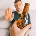 Pohár vína či pivo po práci? Riziko sa môže nenápadne hromadiť celé roky