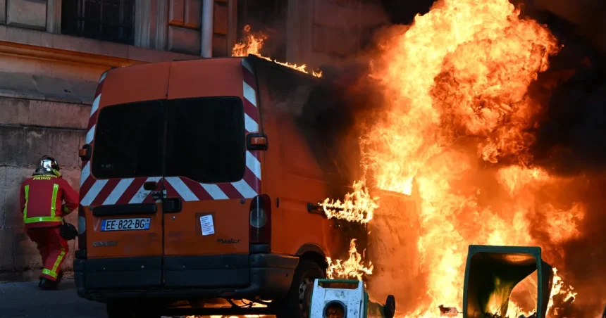 Pol milióna Francúzov protestovalo proti drahote, došlo k zrážkam s políciou