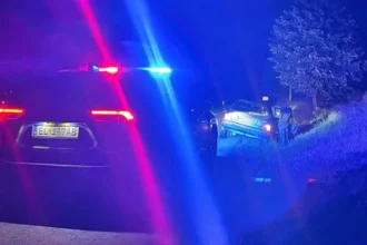 Policajti dup­li na plyn a prešli na červenú. Môže ich to stáť uniformu