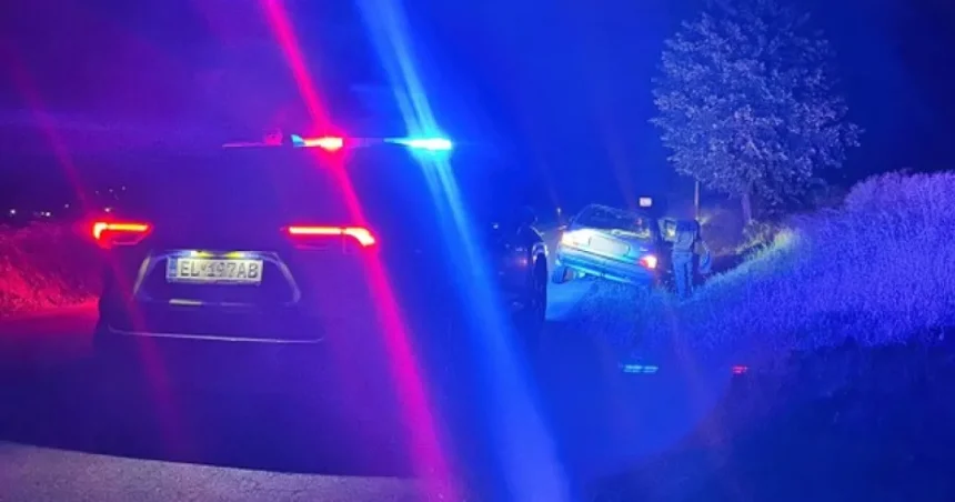 Policajti dup­li na plyn a prešli na červenú. Môže ich to stáť uniformu