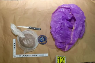 Polícia pri protidrogovej akcii zadržala muža a zaistila štyri kilogramy podozrivej látky
