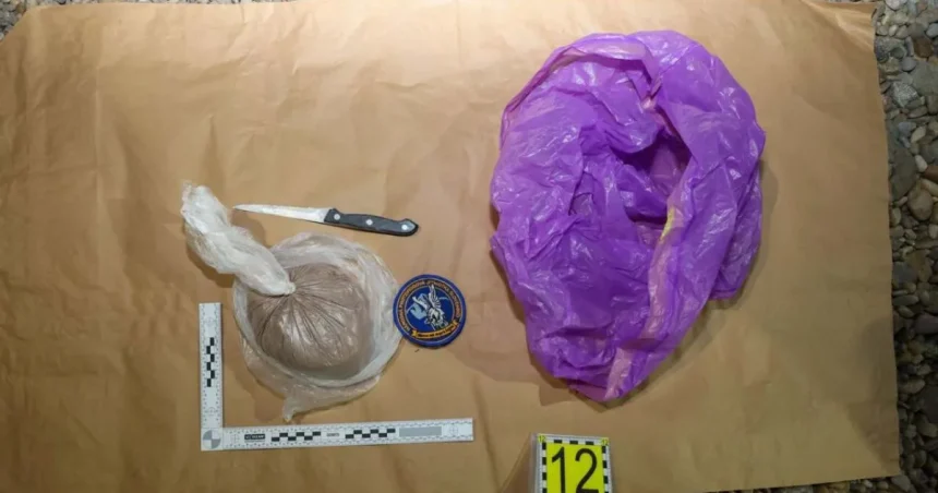 Polícia pri protidrogovej akcii zadržala muža a zaistila štyri kilogramy podozrivej látky