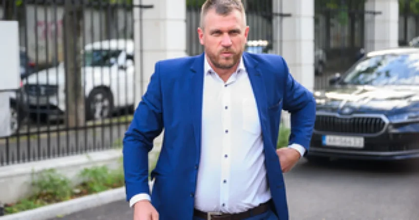 Politológ: Preverovanie Kuffu je nezmysel, spor v SNS má ničivý vplyv